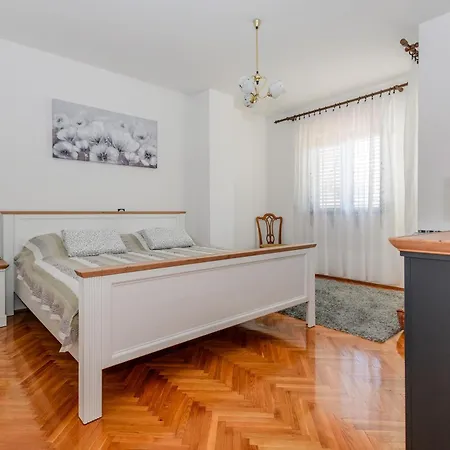 - Ugljan Island アパート