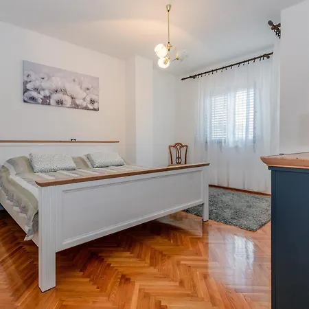 - Ugljan Island アパート カリ