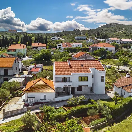 - Ugljan Island アパート カリ