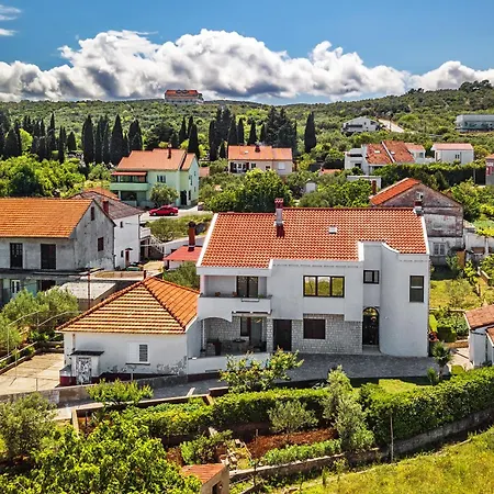 - Ugljan Island アパート *