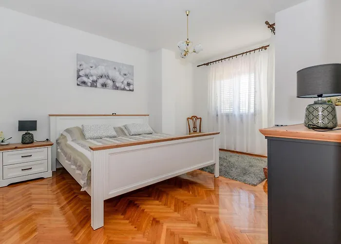 - Ugljan Island 아파트